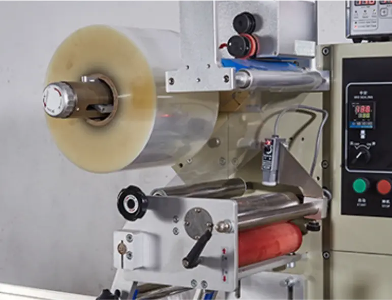 Film feeing device of small flow wrap machine